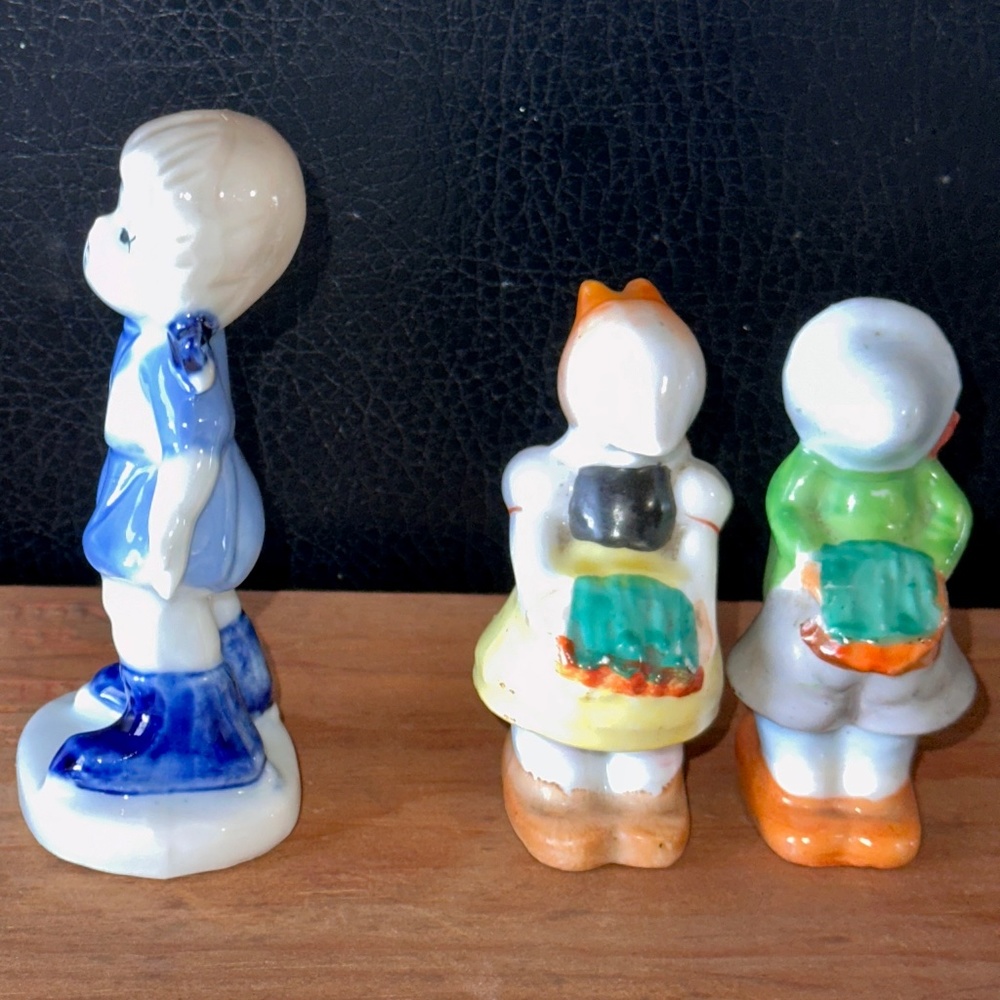 VTG Kissing Dutch Boy & Girl Figures - Porcelain Skating Blue Girl 3 & 4.25” - Picture 5 of 9